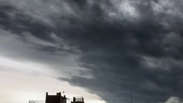 Nước mưa màu đen đổ xuống thủ đô Iran sau vụ Israel tấn công kho dầu kenhtingame com thumb nuoc mua mau den do xuong thu do iran sau vu israel tan cong kho dau 5a68 940w