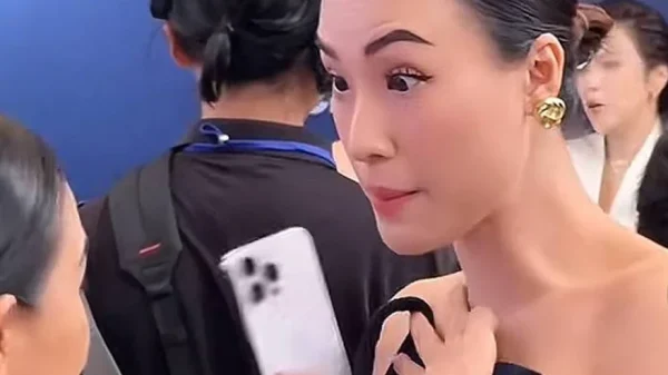 Phản xạ cực nhanh đã giúp MC Hoàng Oanh khỏi sự cố "nóng mặt" ngay giữa sự kiện kenhtingame com thumb phan xa cuc nhanh da giup mc hoang oanh khoi su co quot nong mat quot ngay giua su kien bbf01774598169423 940w