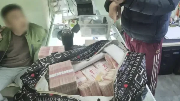 Thu giữ 68 điện thoại, 80 chỉ vàng cùng hơn 21 tỷ đồng tiền mặt và bắt khẩn cấp 12 người tại 1 công trường bỏ hoang kenhtingame com thumb thu giu 68 dien thoai 80 chi vang cung hon 21 ty dong tien mat va bat khan cap 12 nguoi tai 1 cong truong bo hoang 008e1774430871208 940w