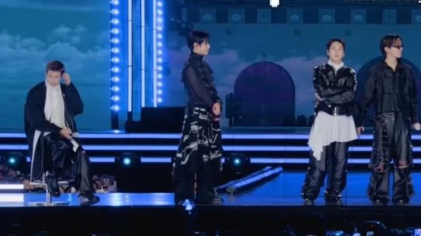 Trưởng nhóm BTS chấn thương chân, ngồi xe lăn bị "bỏ rơi" trên sân khấu kenhtingame com thumb truong nhom bts chan thuong chan ngoi xe lan bi quot bo roi quot tren san khau fd7d1774106994197 940w