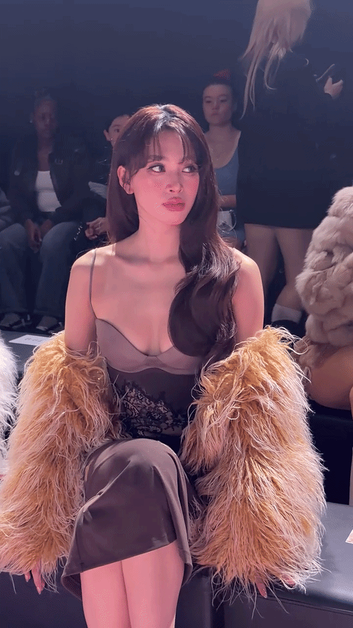 Tiểu Vy mặc váy hở vòng 1 sexy, visual đẹp phát sáng đứng kế Minh Hằng - Ngọc Trinh