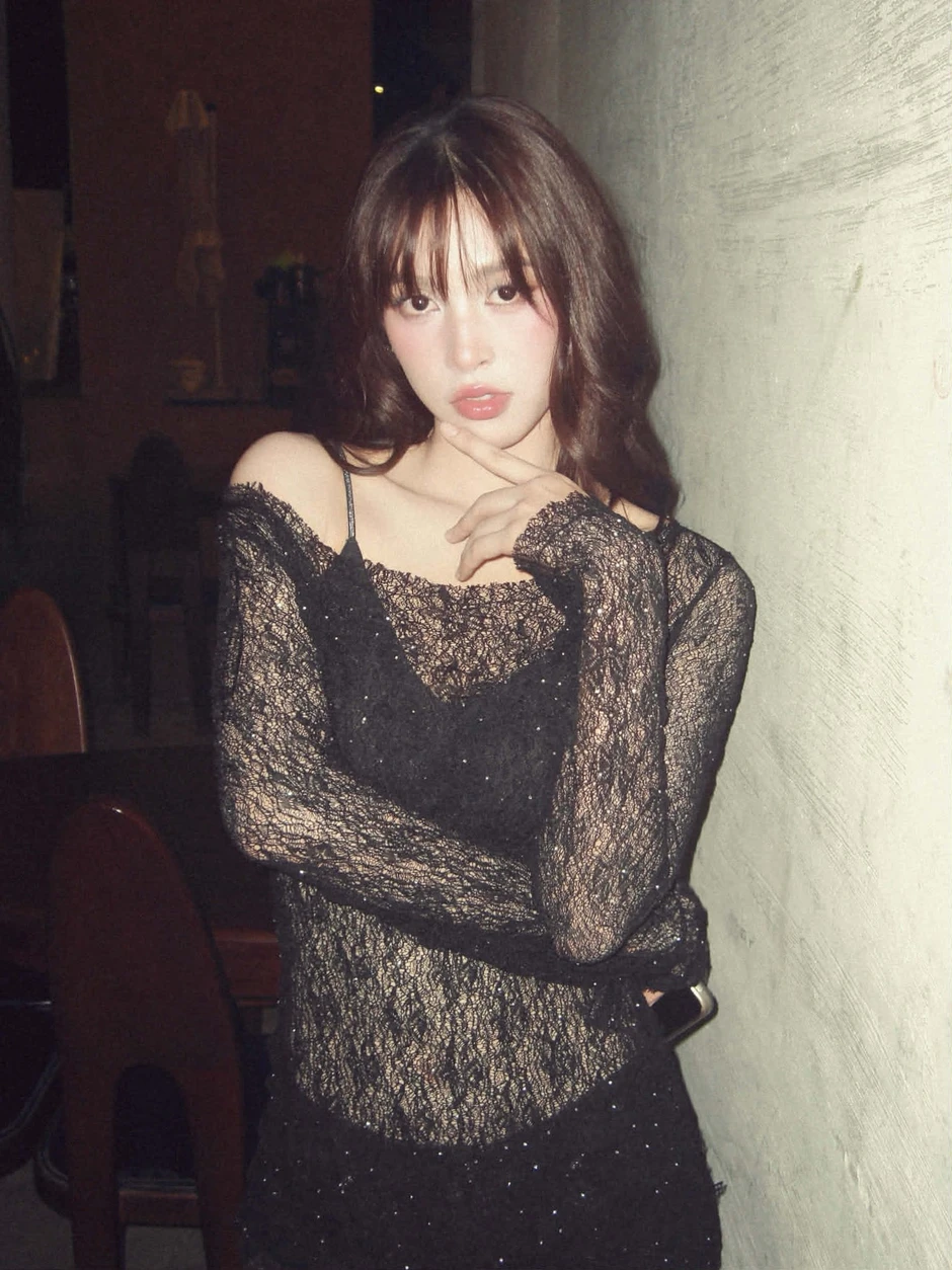 Tiểu Vy mặc váy hở vòng 1 sexy, visual đẹp phát sáng đứng kế Minh Hằng - Ngọc Trinh