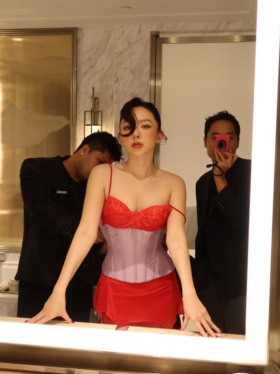 Tóc Tiên đọ sắc riêng với Lisa (BLACKPINK), kết quả ra sao mà netizen chấm thẳng "0 điểm"