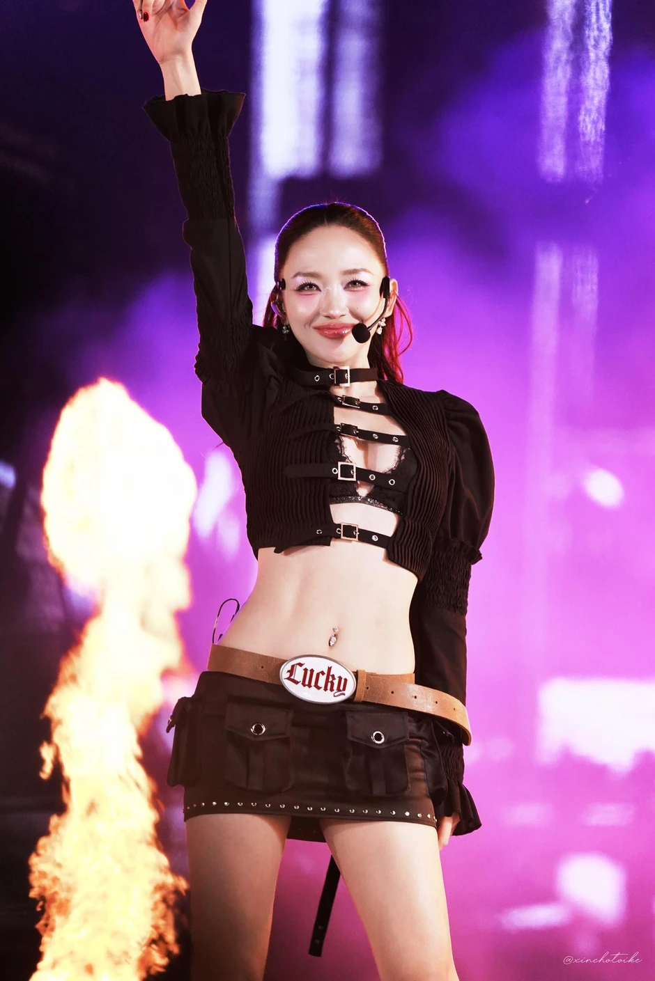 Tóc Tiên đọ sắc riêng với Lisa (BLACKPINK), kết quả ra sao mà netizen chấm thẳng "0 điểm"