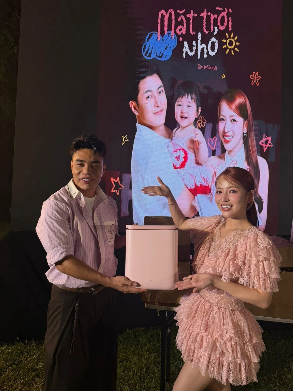 Tóc Tiên, Lê Dương Bảo Lâm và "nửa showbiz" đổ bộ tiệc thôi nôi của ái nữ nhà Puka - Gin Tuấn Kiệt