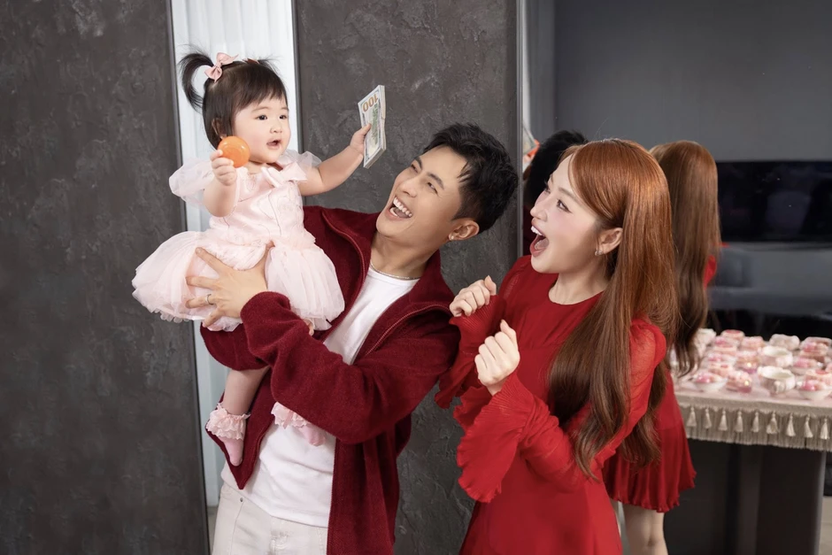 Tóc Tiên, Lê Dương Bảo Lâm và "nửa showbiz" đổ bộ tiệc thôi nôi của ái nữ nhà Puka - Gin Tuấn Kiệt