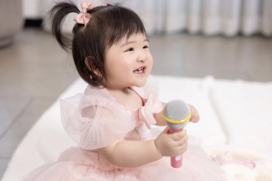 Tóc Tiên, Lê Dương Bảo Lâm và "nửa showbiz" đổ bộ tiệc thôi nôi của ái nữ nhà Puka - Gin Tuấn Kiệt