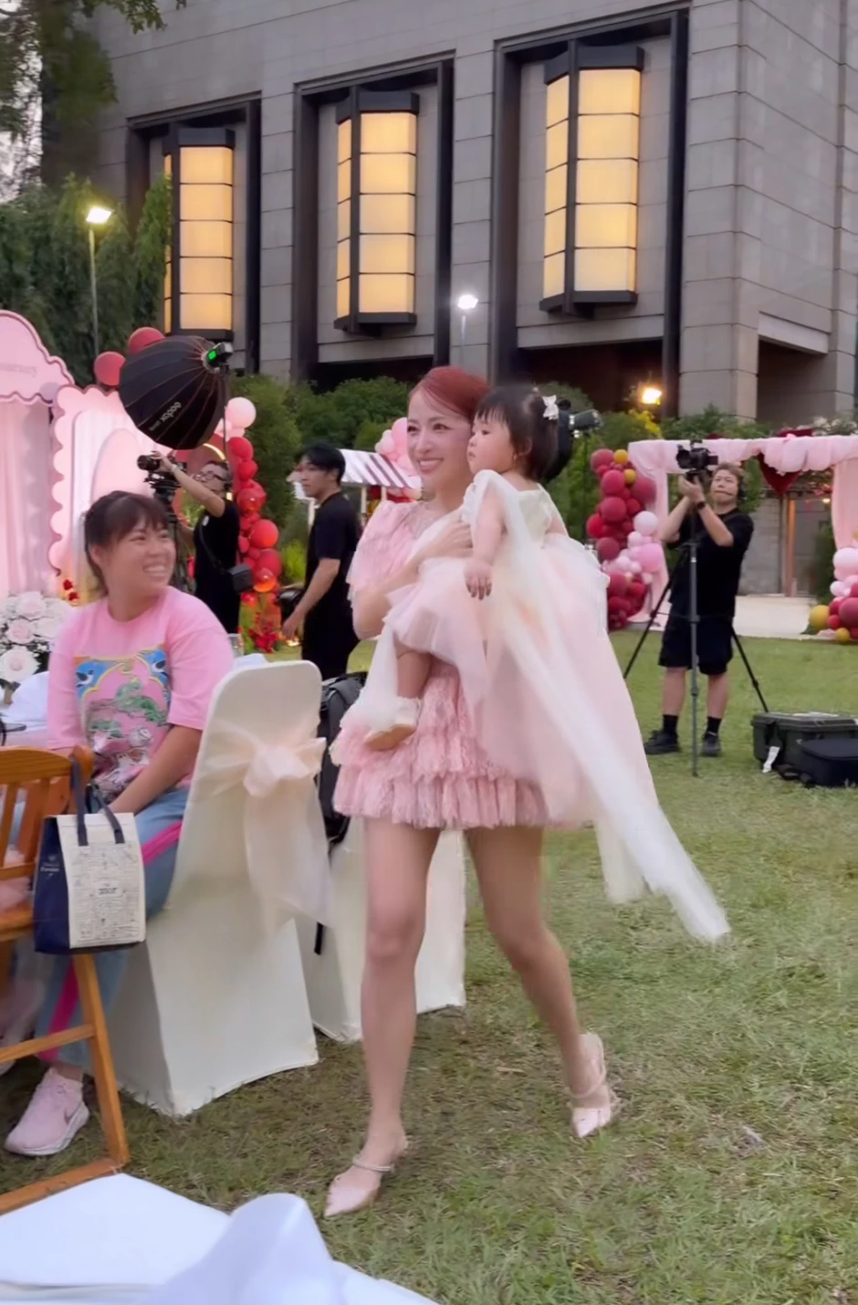 Tóc Tiên, Lê Dương Bảo Lâm và "nửa showbiz" đổ bộ tiệc thôi nôi của ái nữ nhà Puka - Gin Tuấn Kiệt