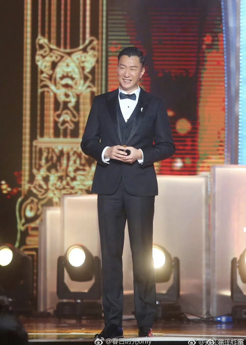 Tôn Hồng Lôi đổi đời nhờ bạn gái quỳ gối xin vai