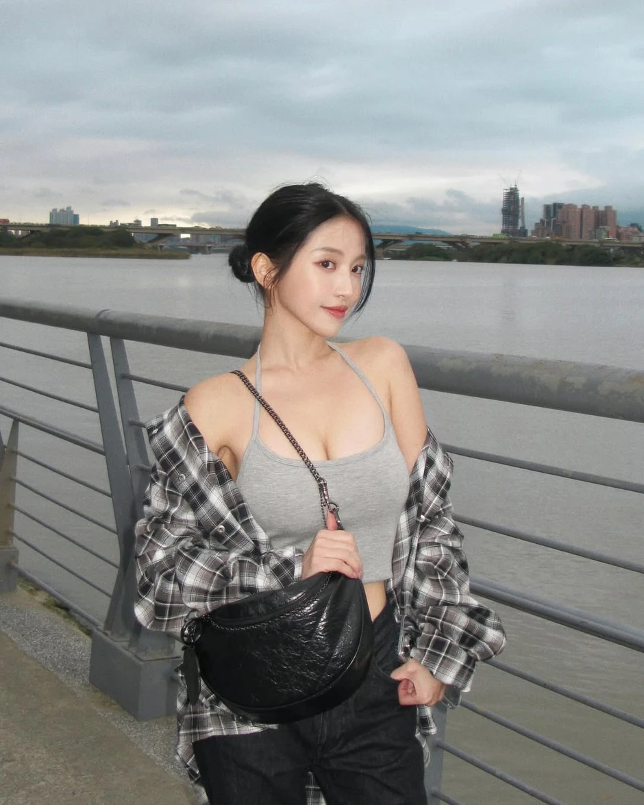 Clip ngoại tình của tổng biên tập tạp chí khiến nữ người mẫu bị sa thải, tiểu tam khóc lóc van xin