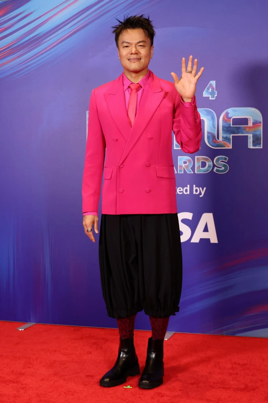 Tổng tài bỏ chức CEO để theo đuổi ca hát, giật spotlight showbiz