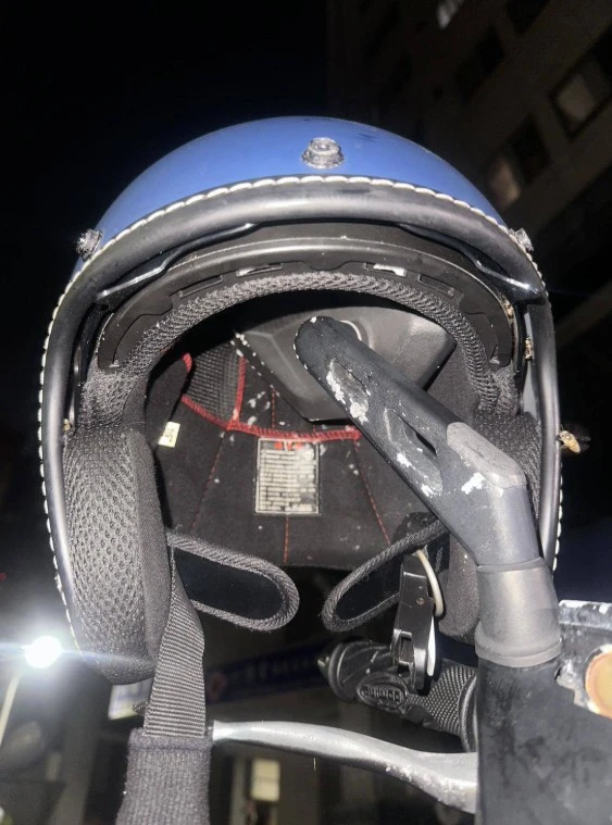 Treo mũ bảo hiểm qua đêm, người phụ nữ "lạnh sống lưng" khi phát hiện thứ đang động đậy bên trong