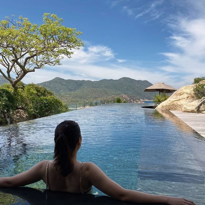 Trợ lý Ngọc Trinh ở resort cao cấp đến check-in du thuyền, rảnh rỗi còn đi đóng phim