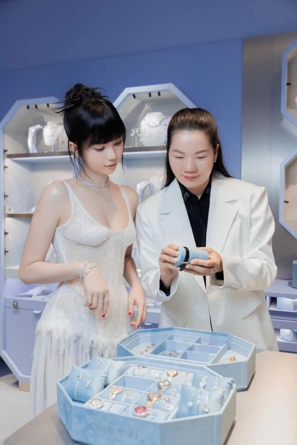 Trợ lý Ngọc Trinh ở resort cao cấp đến check-in du thuyền, rảnh rỗi còn đi đóng phim