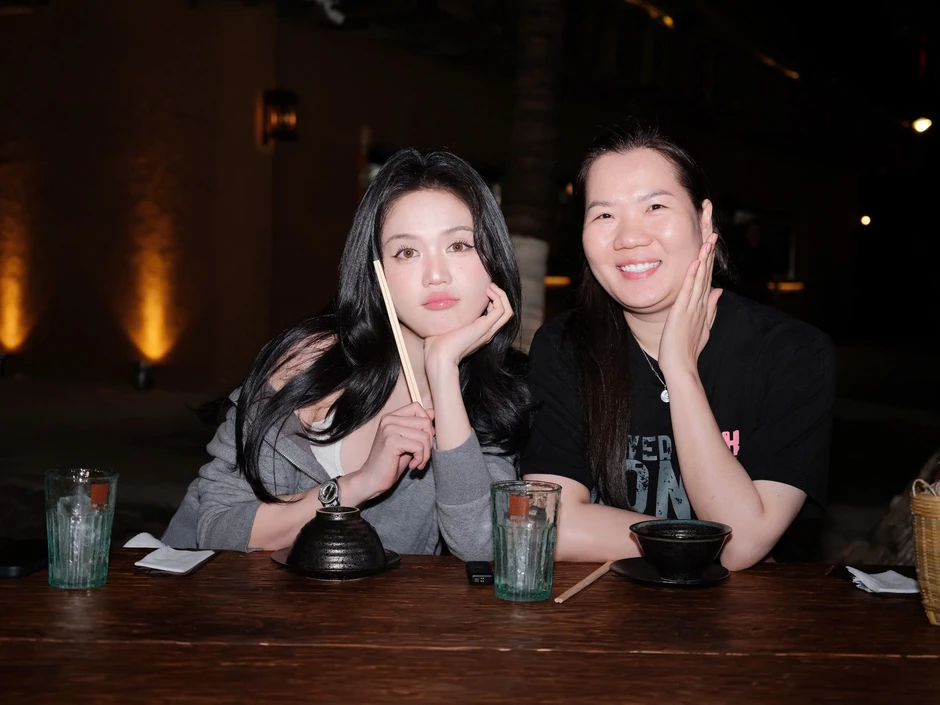 Trợ lý Ngọc Trinh ở resort cao cấp đến check-in du thuyền, rảnh rỗi còn đi đóng phim