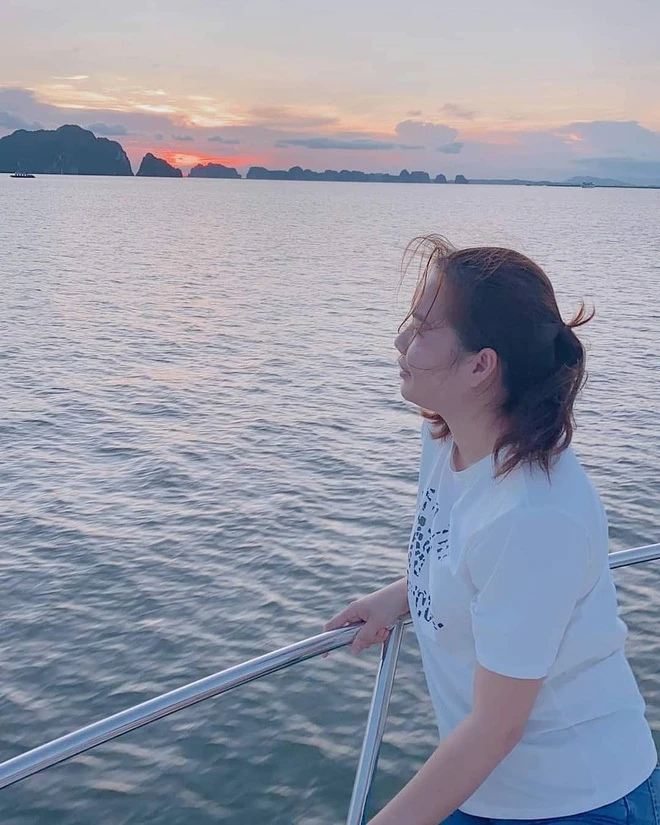 Trợ lý Ngọc Trinh ở resort cao cấp đến check-in du thuyền, rảnh rỗi còn đi đóng phim