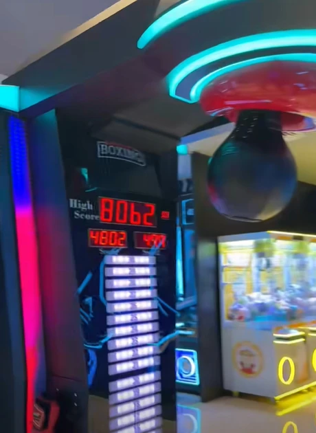 Trổ tài boxing, hot girl khiến người xem "hết hồn" với sức mạnh phi lý