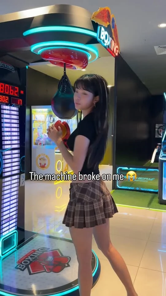 Trổ tài boxing, hot girl khiến người xem "hết hồn" với sức mạnh phi lý