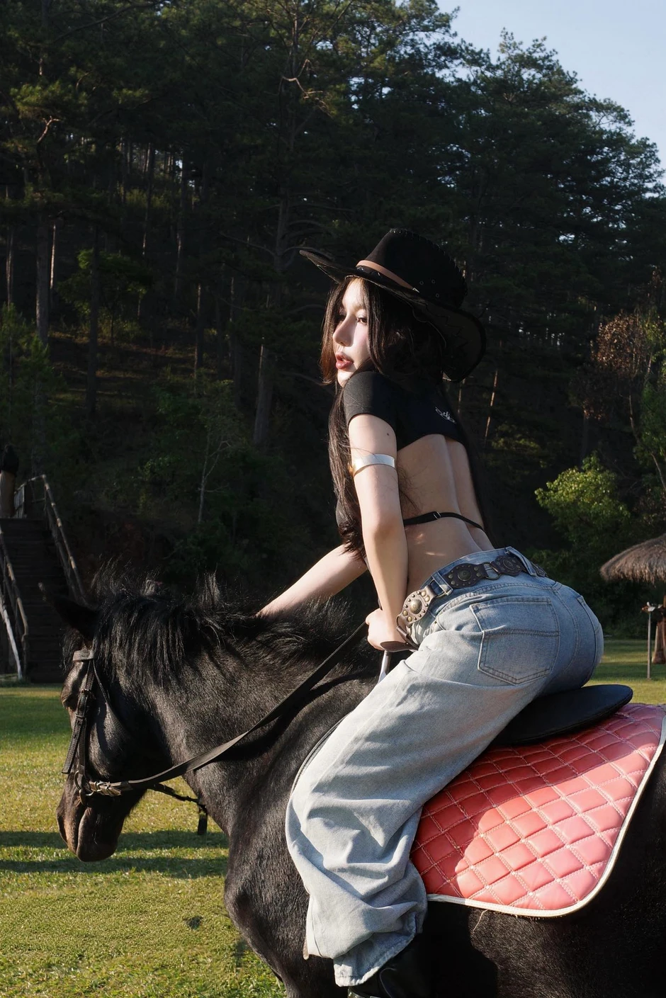 Trổ tài "cưỡi ngựa", hot girl xinh đẹp khiến triệu anh em "đứng hình"