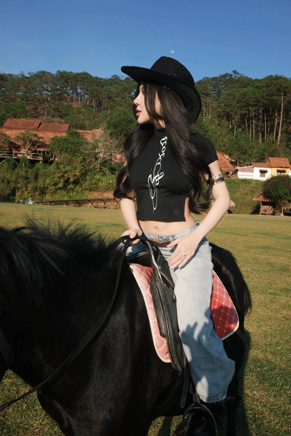 Trổ tài "cưỡi ngựa", hot girl xinh đẹp khiến triệu anh em "đứng hình"