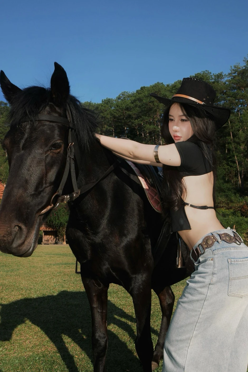 Trổ tài "cưỡi ngựa", hot girl xinh đẹp khiến triệu anh em "đứng hình"