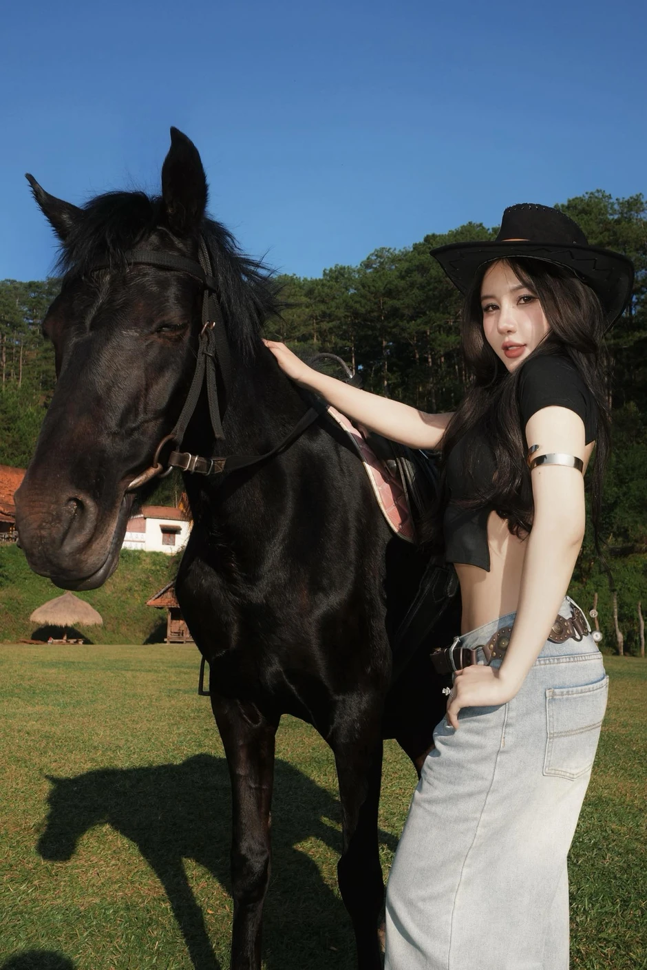 Trổ tài "cưỡi ngựa", hot girl xinh đẹp khiến triệu anh em "đứng hình"