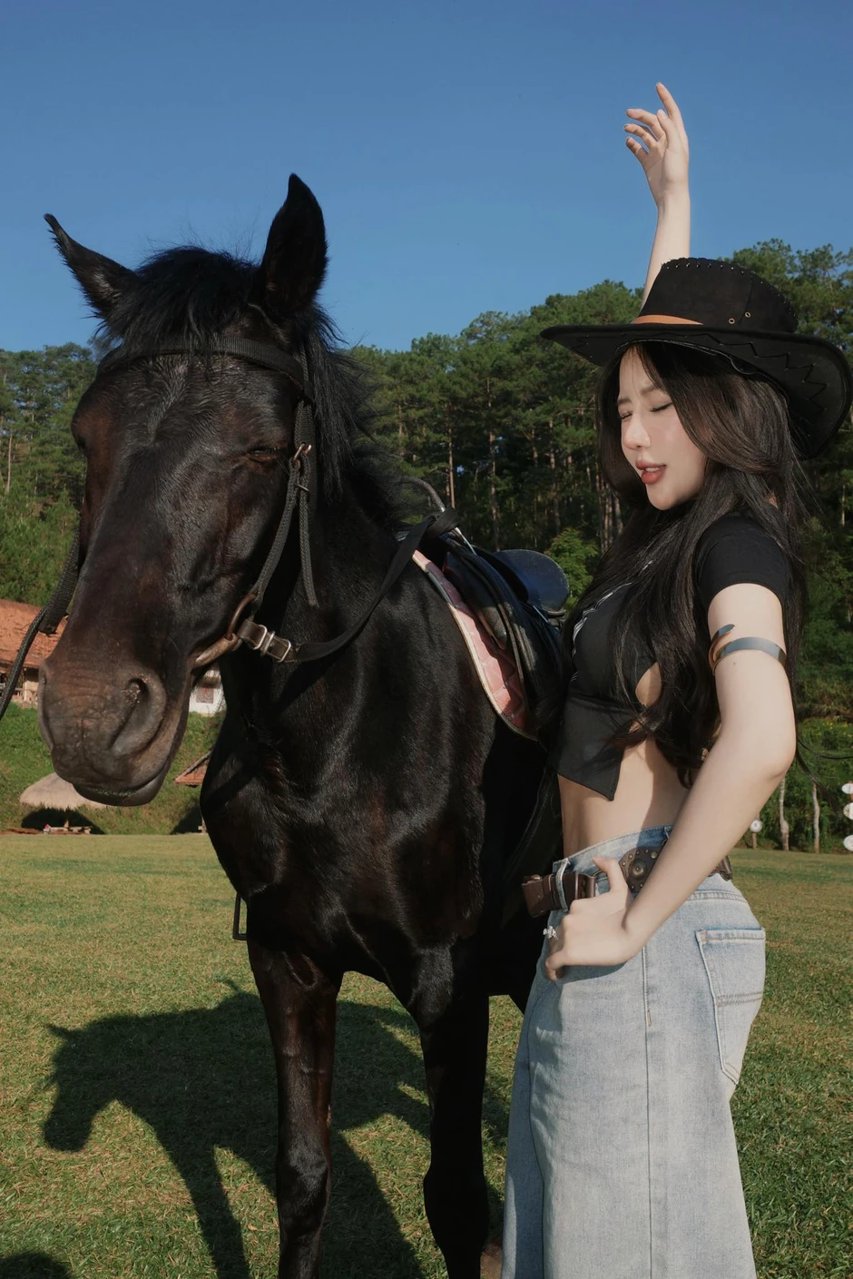 Trổ tài "cưỡi ngựa", hot girl xinh đẹp khiến triệu anh em "đứng hình"