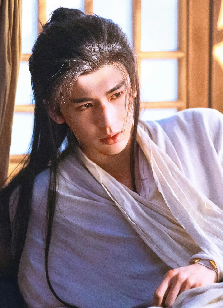 Trương Lăng Hách: Vẻ đẹp trên phim và đời thực gây chú ý