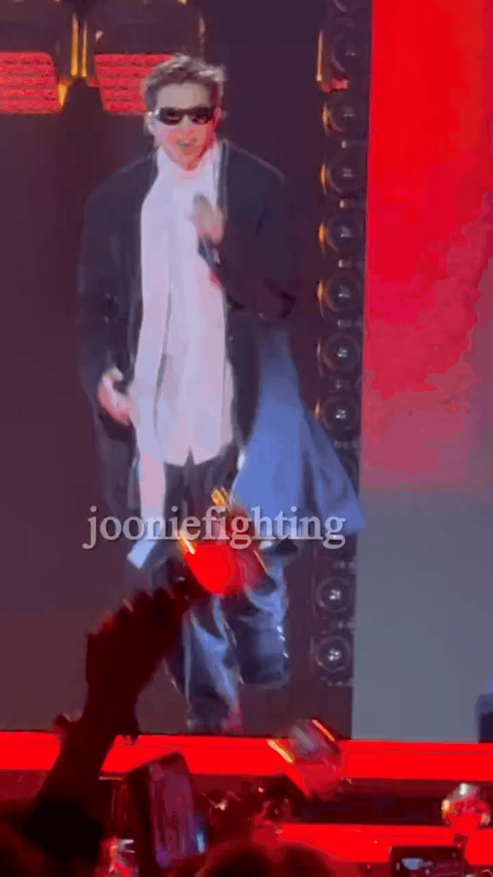 Trưởng nhóm BTS chấn thương chân, ngồi xe lăn bị "bỏ rơi" trên sân khấu