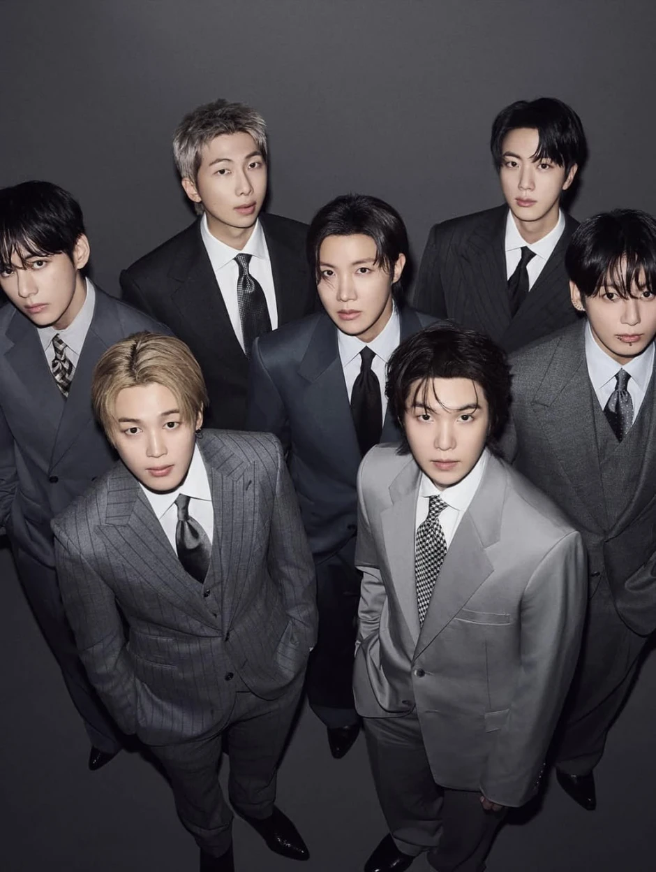 Trưởng nhóm BTS chấn thương chân, ngồi xe lăn bị "bỏ rơi" trên sân khấu