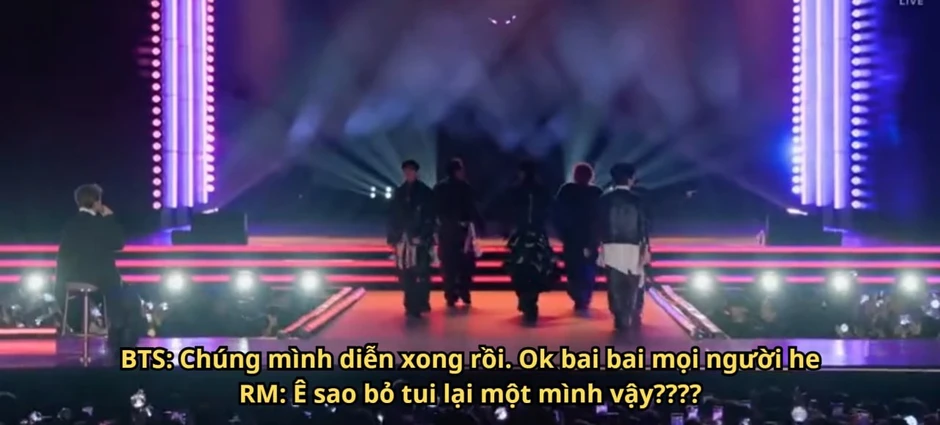 Trưởng nhóm BTS chấn thương chân, ngồi xe lăn bị "bỏ rơi" trên sân khấu