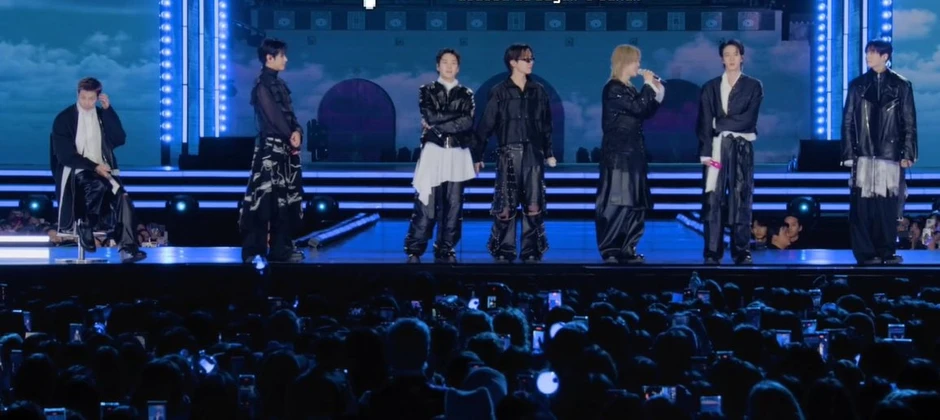 Trưởng nhóm BTS chấn thương chân, ngồi xe lăn bị "bỏ rơi" trên sân khấu