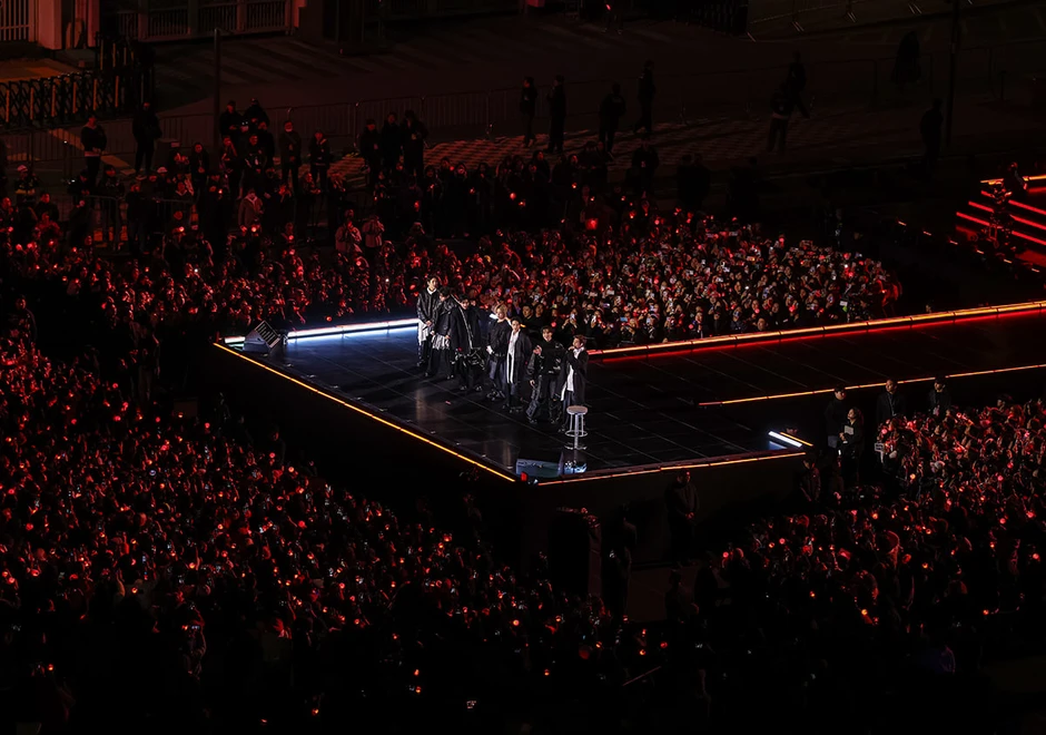 Trưởng nhóm BTS chấn thương chân, ngồi xe lăn bị "bỏ rơi" trên sân khấu