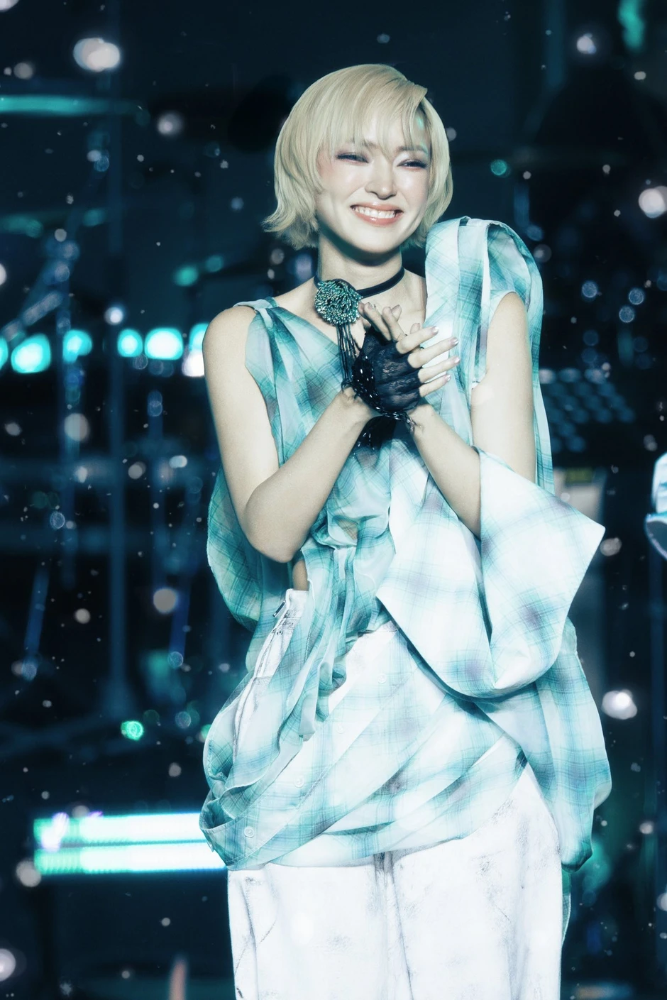 Từ chuyện cả cõi mạng "hỗn chiến" vì MV debut của Châu Bùi