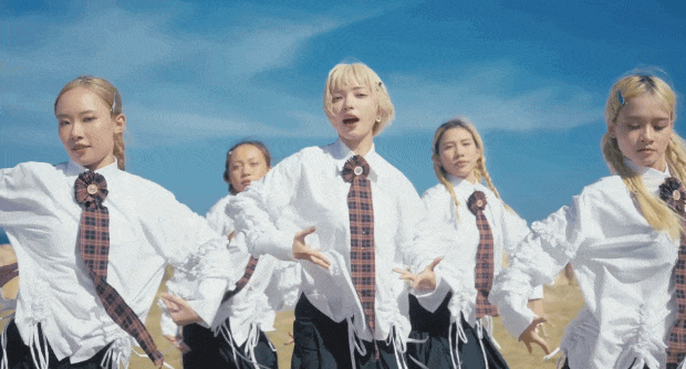 Từ chuyện cả cõi mạng "hỗn chiến" vì MV debut của Châu Bùi