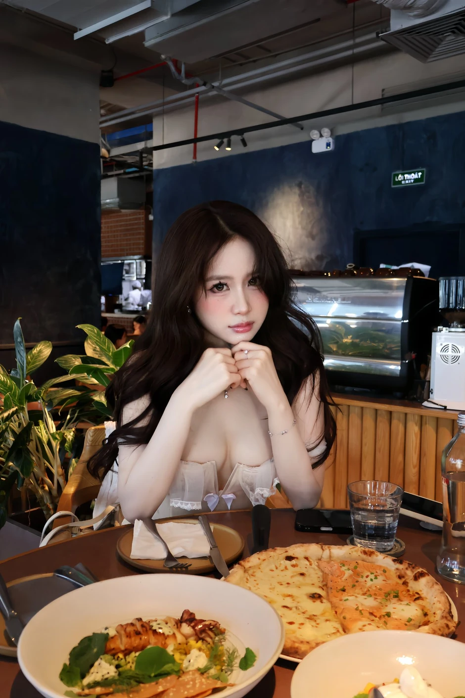 8/3: Nữ influencer tự tin khoe dáng, được ví như bông hoa đẹp nhất ngày Quốc tế Phụ nữ