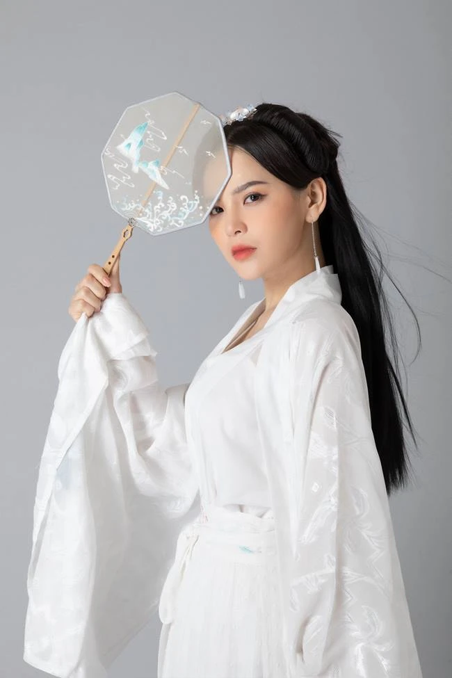 Từng "vượt mặt" Địch Lệ Nhiệt Ba, nhan sắc của "Thánh nữ mì gõ" Phi Huyền Trang gây ngỡ ngàng