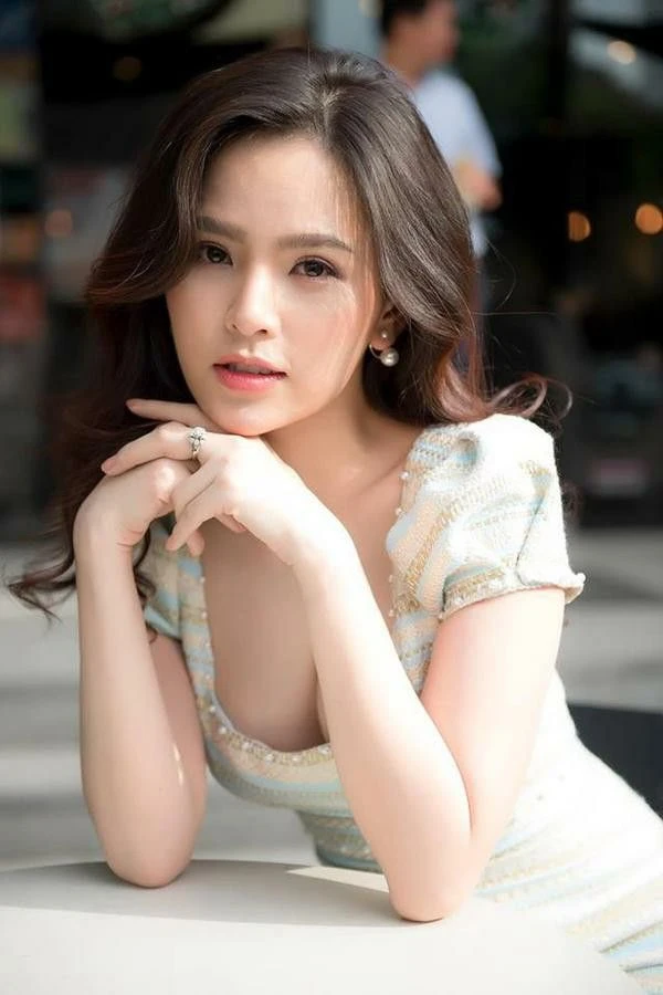 Từng "vượt mặt" Địch Lệ Nhiệt Ba, nhan sắc của "Thánh nữ mì gõ" Phi Huyền Trang gây ngỡ ngàng