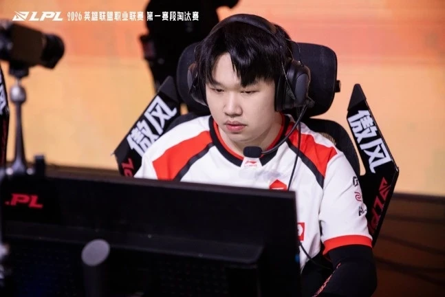 Tuyển thủ eSports Trung Quốc bán độ lộ liễu