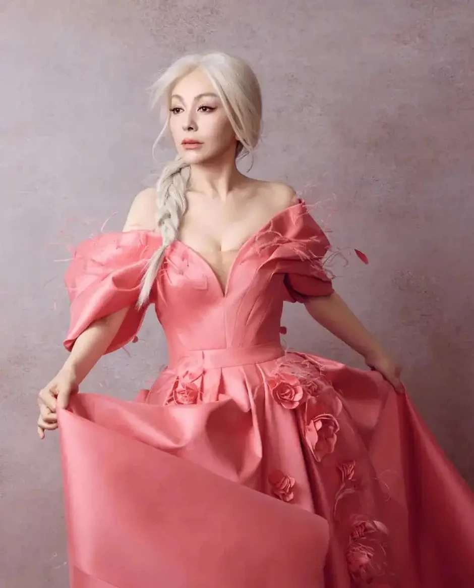 U60 vẫn lên đồ như công chúa, cả Trung Quốc có đúng 1 người