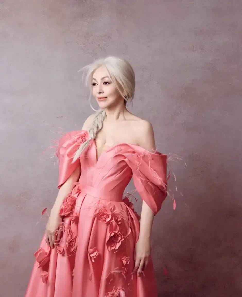 U60 vẫn lên đồ như công chúa, cả Trung Quốc có đúng 1 người