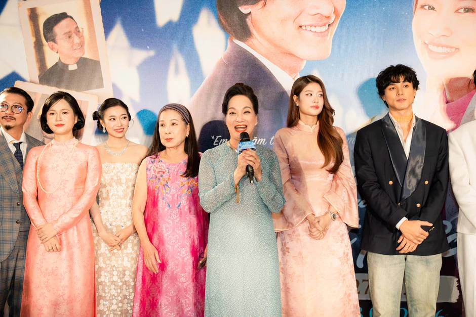 Vân Trang đi thảm đỏ mà như người đến từ hành tinh khác