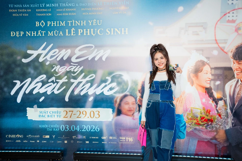 Vân Trang đi thảm đỏ mà như người đến từ hành tinh khác