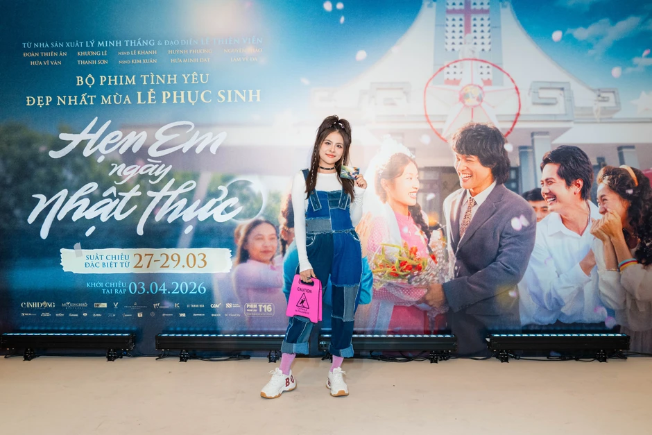 Vân Trang đi thảm đỏ mà như người đến từ hành tinh khác