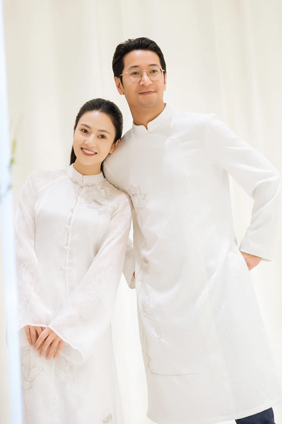 Việt Hoa - Trọng Trí bí mật tổ chức đám hỏi, kè kè bên nhau không rời