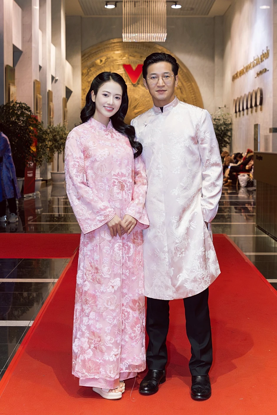 Việt Hoa - Trọng Trí bí mật tổ chức đám hỏi, kè kè bên nhau không rời