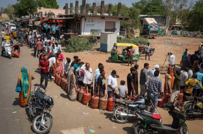 Người Ấn Độ xếp hàng dài mua xe điện, doanh số tăng gấp 30 lần và siêu thị hết hàng