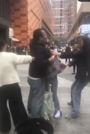 Vợ bắt quả tang chồng giữa trung tâm thương mại: cảnh giác với kiểu người tình trẻ đang nổi lên