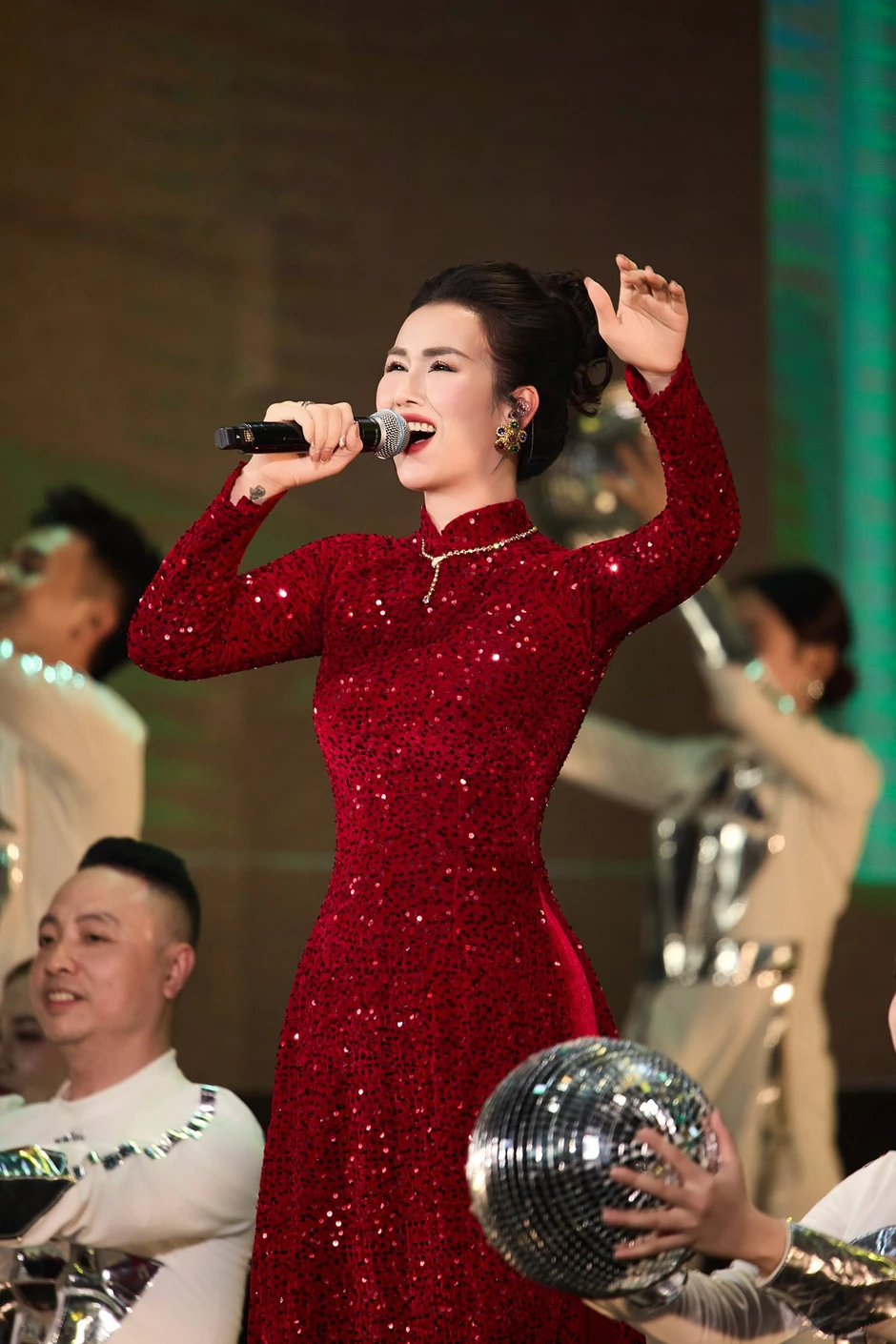 Võ Hạ Trâm nhận cúp vàng của Ban Tuyên Giáo, là giảng viên Nhạc viện đắt show bậc nhất