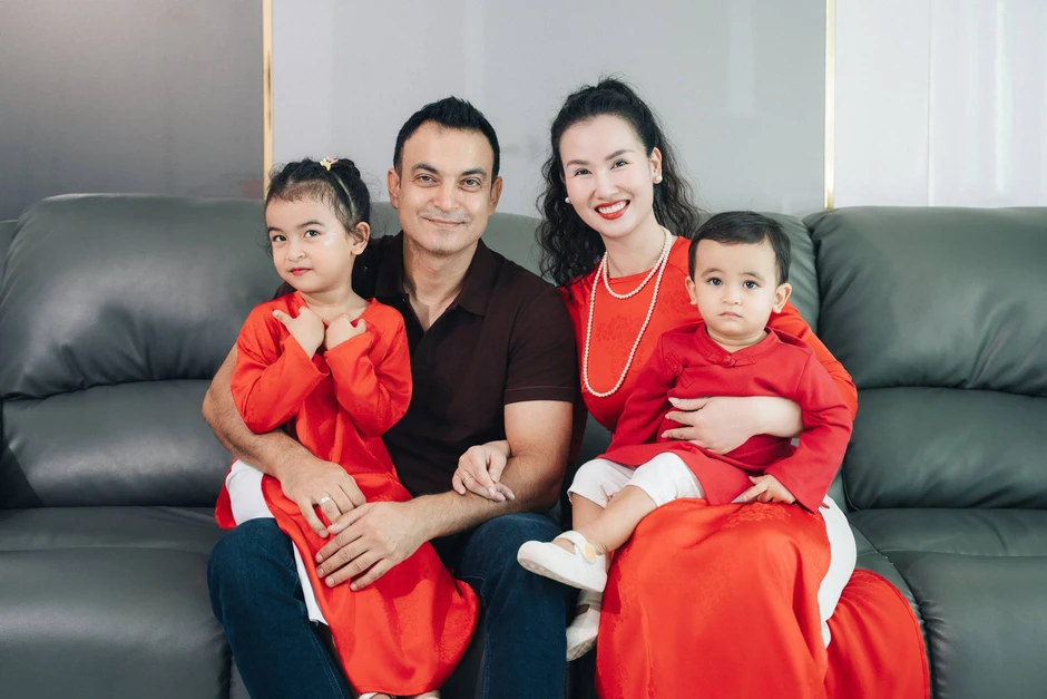 Võ Hạ Trâm nhận cúp vàng của Ban Tuyên Giáo, là giảng viên Nhạc viện đắt show bậc nhất